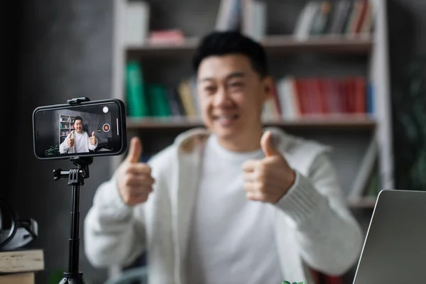 Koncentráljon Képernyőre Vonzó Ázsiai Férfi Alkalmi Ruhákban Beszél Gesztikulál Miközben — Stock Fotó