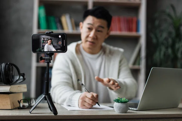 Fókuszálj Képernyőre Mosolyogva Ázsiai Férfi Beszél Gesztikulál Előtt Modern Okostelefon — Stock Fotó