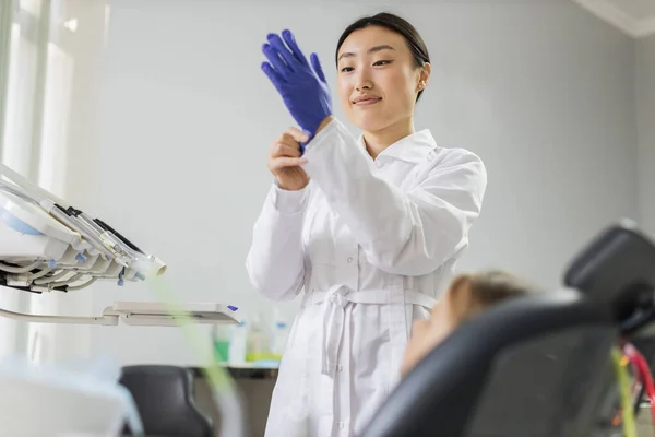 Beautiful Asian Female Dentist Puts Blue Rubber Gloves Standing Dental — Stock Photo, Image