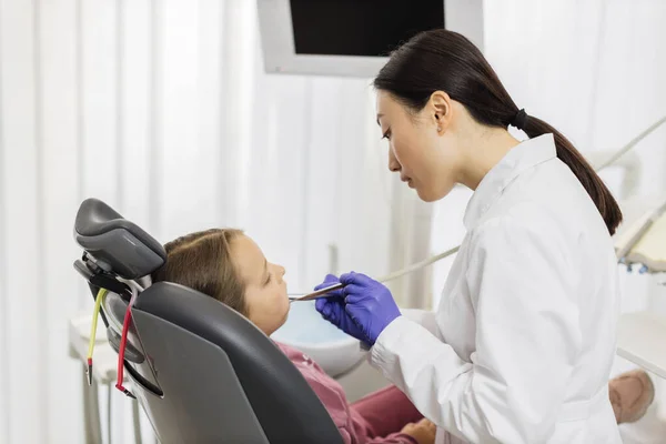 Odontologia Infantil Odontologia Pediátrica Jovem Bonito Asiático Estomatologista Feminino Tratamento — Fotografia de Stock