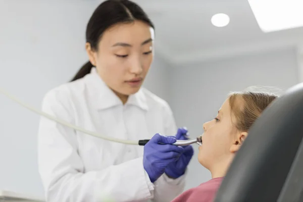 Strzał Młodej Ładnej Azjatyckiej Dentystki Białym Mundurze Robiącej Badania Stomatologiczne — Zdjęcie stockowe