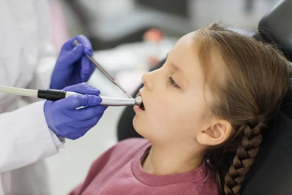 Widok Bliska Słodkie Dziewczynki Leżącej Krześle Dentystycznym Otwartymi Ustami Podczas — Zdjęcie stockowe