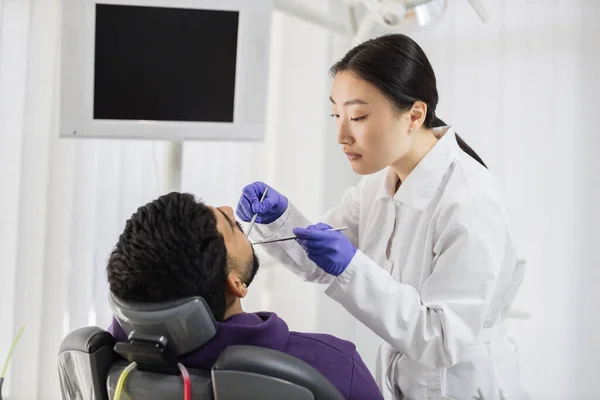 Bel Sorriso Con Denti Bianchi Asiatico Dentista Esamina Orale Cavità — Foto Stock