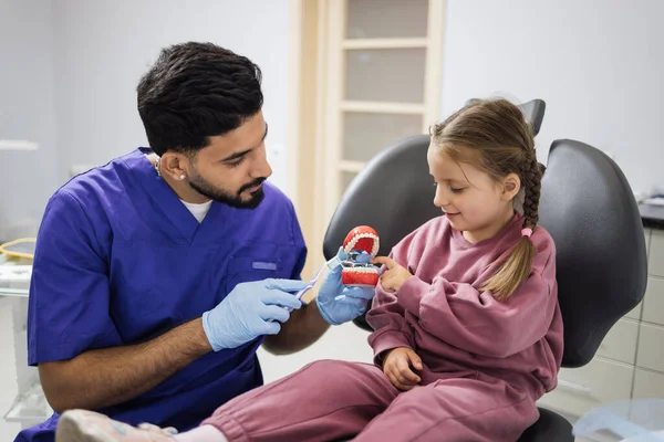 Widok Boku Młody Pewny Siebie Brodaty Dentysta Pediatryczny Pokazując Małej — Zdjęcie stockowe