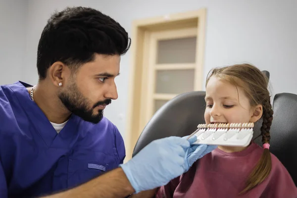 Pewny Siebie Dentysta Sprawdzający Wybierający Kolor Zębów Młodych Białasek Wizualna — Zdjęcie stockowe