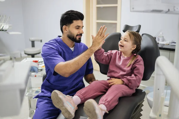 Tratamento Dentes Crianças Sorrindo Menina Sentada Cadeira Dentistas Luz Clínica — Fotografia de Stock
