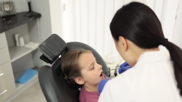 Vackert Leende Med Vita Tänder Asiatisk Tandläkare Undersöker Munhålan Hos — Stockvideo