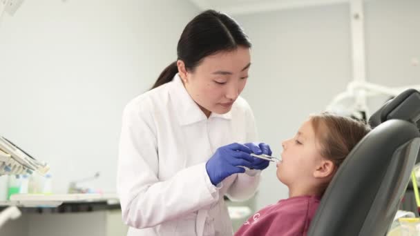Bel Sorriso Con Denti Bianchi Asiatico Dentista Esamina Cavità Orale — Video Stock