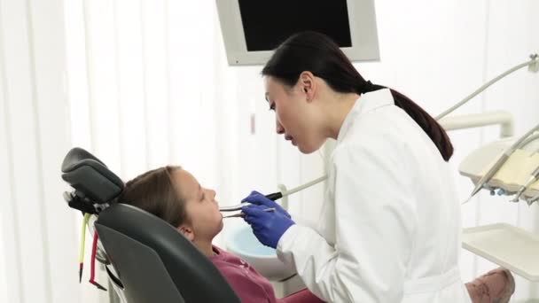 Детская Стоматология Детская Стоматология Молодая Красивая Азиатская Женщина Стоматолог Лечит — стоковое видео