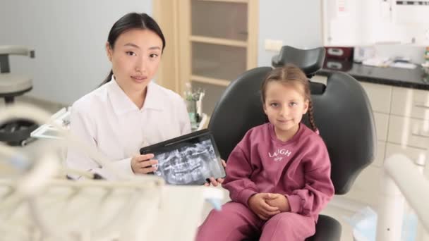 Medicina Odontologia Pediátrica Conceito Cuidados Bucais Feliz Fêmea Asiático Dentista — Vídeo de Stock