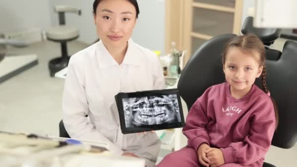 Medicin Pediatrisk Tandvård Och Munvård Koncept Glad Kvinnlig Asiatisk Tandläkare — Stockvideo