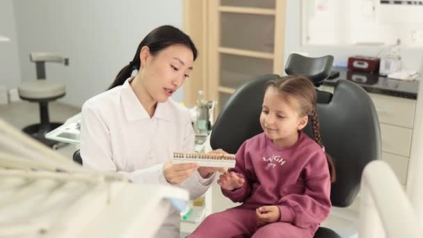 Szczęśliwy Młody Uśmiechnięty Przedszkolak Dziewczyna Ubraniu Casual Dentysta Lekkie Nowoczesne — Wideo stockowe