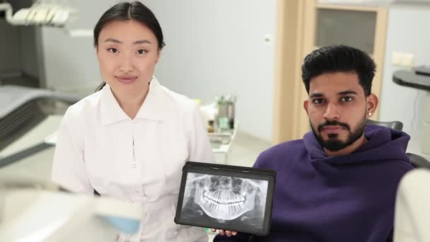 Sorrindo Homem Barbudo Feliz Visitando Dentista Sentado Cadeira Dentária Clínica — Vídeo de Stock