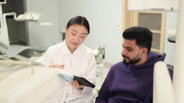 Tıp Dişçilik Oral Bakım Konsepti Asyalı Dişçi Endişeli Erkek Hastaya — Stok video
