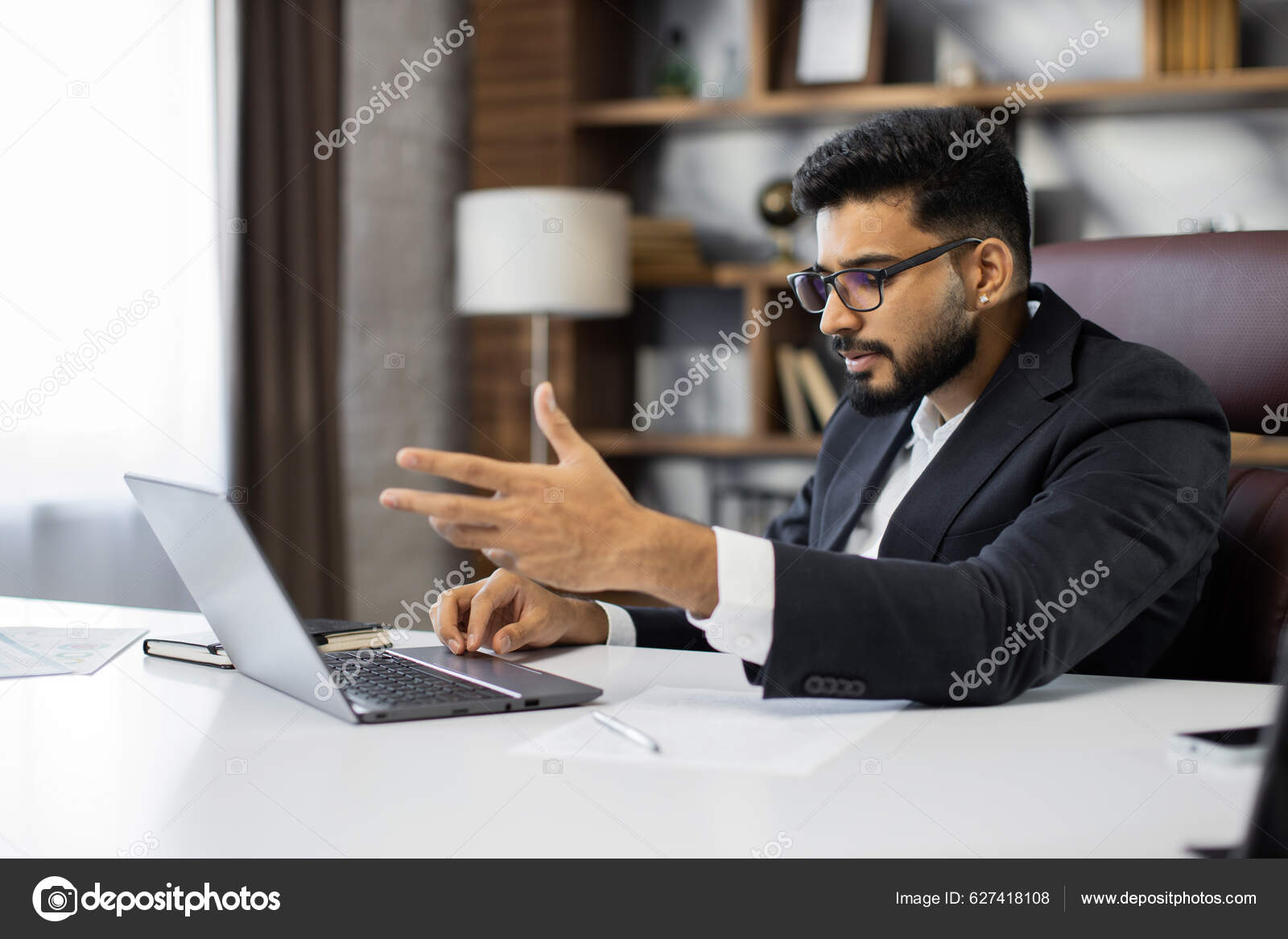 자신있는 사업가가 사무실의 테이블에 비즈니스 파트너와 이야기하고 비디오 통화중에 노트북을 — 스톡 사진 ©  sofiiashunkina@gmail.com #627418108, image size:1600x1167