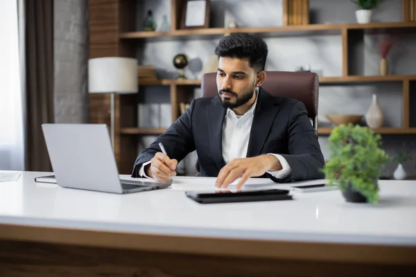 신용있는 사업가가 명세서나 보고서를 노트북을 책상에 앉아서 작업을 학생들 인터넷을 — 스톡 사진