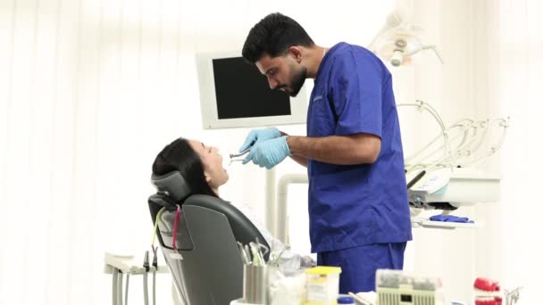 Όμορφο Χαμόγελο Λευκά Δόντια Γενειοφόρος Αρσενικός Οδοντίατρος Που Περιποιείται Δόντια — Αρχείο Βίντεο
