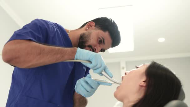 愉快的病人和牙医的概念 年轻的亚洲男性口腔学家用牙钻治疗一位漂亮的亚洲女性患者的牙齿 口腔卫生 — 图库视频影像