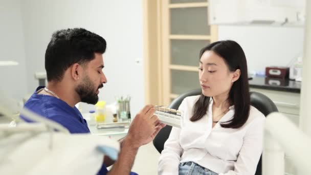 Vue Rapprochée Latérale Dentiste Masculin Attrayant Vérifiant Sélectionnant Couleur Des — Video