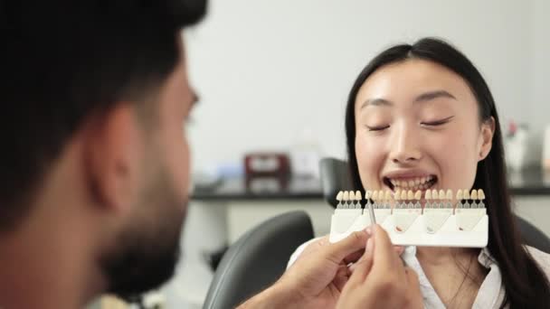 Skägg Säker Manlig Tandläkare Kontroll Och Välja Färg Unga Kvinna — Stockvideo