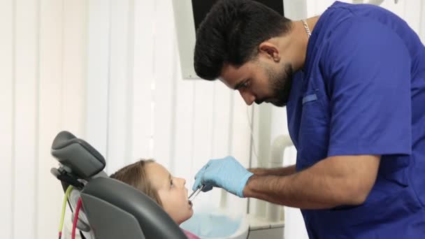 Όμορφο Χαμόγελο Λευκά Δόντια Αυτοπεποίθηση Γενειοφόρος Οδοντίατρος Εξετάζει Στοματική Κοιλότητα — Αρχείο Βίντεο