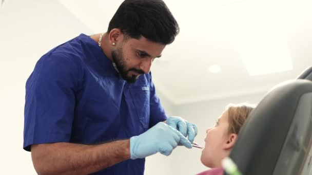 Όμορφο Χαμόγελο Λευκά Δόντια Αυτοπεποίθηση Γενειοφόρος Οδοντίατρος Εξετάζει Στοματική Κοιλότητα — Αρχείο Βίντεο