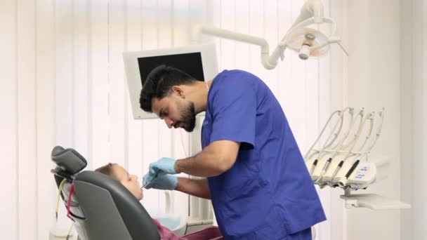 Vista Lateral Sonriente Médico Profesional Masculino Uniforme Azul Guantes Haciendo — Vídeo de stock