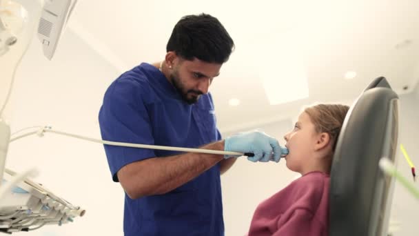Postřelen Mladý Sebevědomý Vousatý Zubař Modré Uniformě Dělat Zubní Prohlídku — Stock video