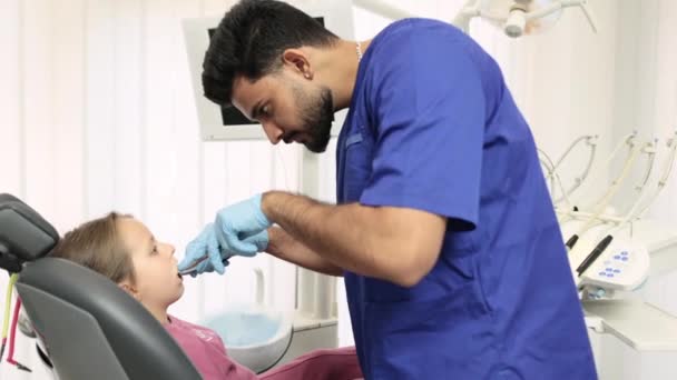 Linda Niña Bonita Durante Procedimiento Dental Clínica Dental Infantil Moderna — Vídeo de stock