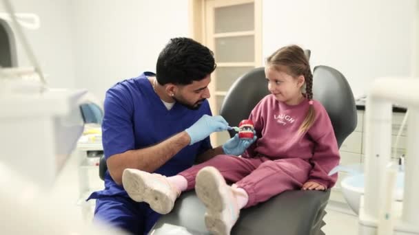 Vista Laterale Del Giovane Dentista Pediatrico Barbuto Fiducioso Che Mostra — Video Stock