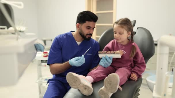 Pewny Siebie Dentysta Sprawdzający Wybierający Kolor Zębów Młodych Białasek Wizualna — Wideo stockowe