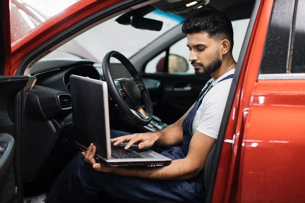 자동차 안에서 노트북을 사용하여 차안에 자동차 점검을 기술자는 자동차 작업장에서 — 스톡 사진