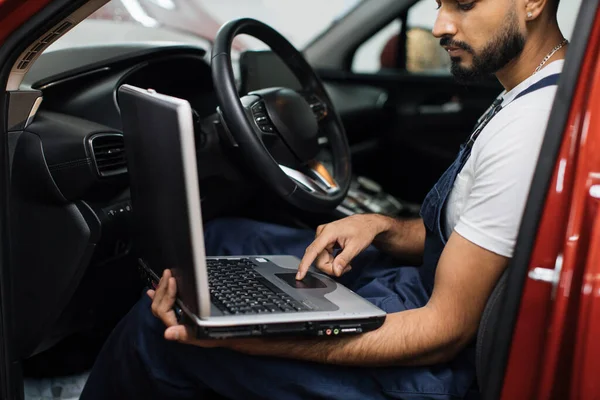 정비공 노트북을 사용하여 차안에 자동차 기록은 자동차 작업장에서 일하는 정보를 — 스톡 사진
