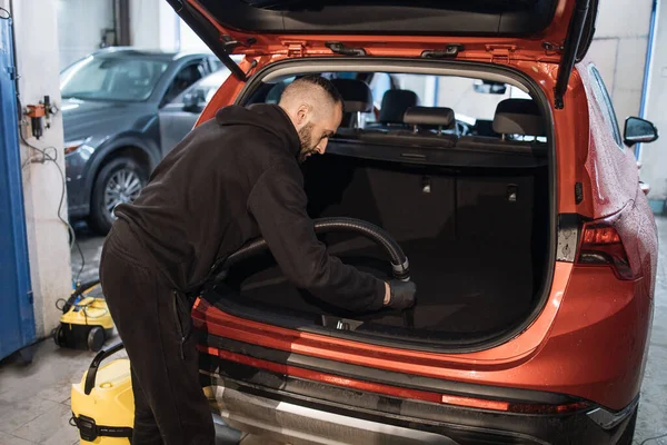 기계에 내부를 전문적으로 자동차 진공청소기로 자동차 트렁크를 청소하는 — 스톡 사진