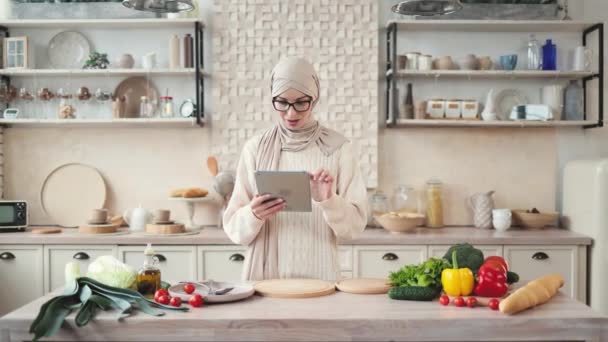 Felice Donna Musulmana Hijab Cucina Cibo Sano Che Punta Sulle — Video Stock