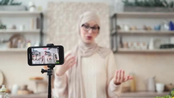 Zaměřte Smartphone Docela Muslim Žena Blogger Příležitostném Oblečení Hidžáb Nahrávání — Stock video