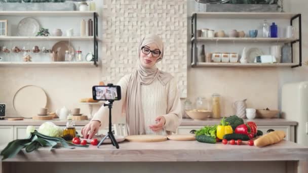 Mladá Muslimka Blogger Držení Rajče Živě Streaming Nahrávání Video Recept — Stock video