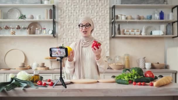 Mladá Muslimka Blogger Drží Červený Žlutý Pepř Živě Streaming Nahrávání — Stock video