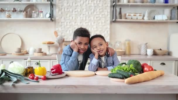 Χαριτωμένα Αγόρια Από Την Αφρική Ετοιμάζονται Για Μαγείρεμα Της Υγιεινής — Αρχείο Βίντεο