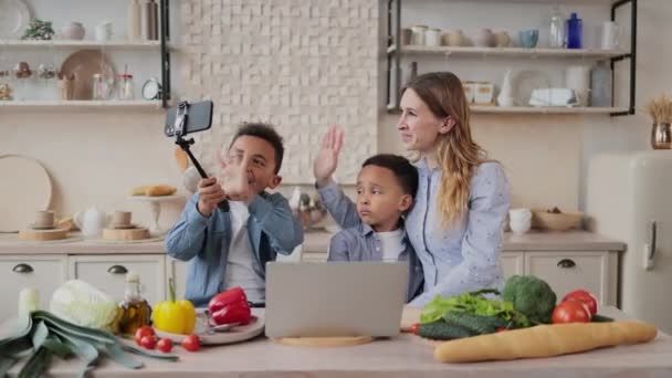 Güzel Anne Iki Çocuk Taze Sebzeli Salata Hazırlıyor Sarılıyor Gülümsüyor — Stok video