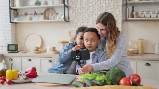 Güzel Anne Iki Çocuk Taze Sebzeli Salata Hazırlıyor Sarılıyor Gülümsüyor — Stok video