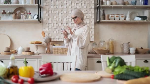 Portrét Mladé Krásné Muslimské Ženy Hidžábu Stojící Jasné Moderní Kuchyni — Stock video