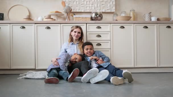 Mutfakta Sarılıp Kameraya Bakan Mutlu Beyaz Anne Iki Afrikalı Çocuğun — Stok video