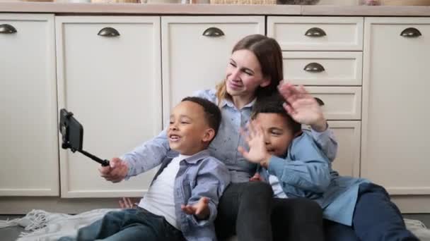 Šťastná Nadnárodní Rodina Matky Dva Synové Sedí Teplé Podlaze Lehké — Stock video