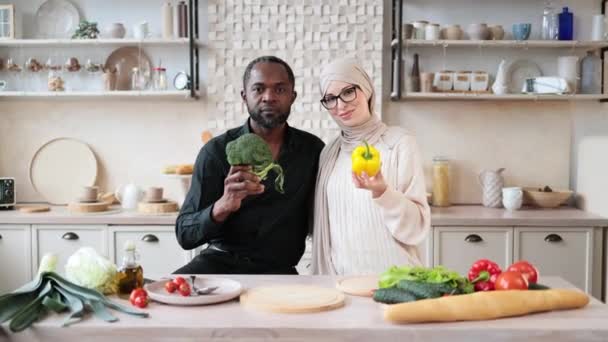 Ελκυστικός Αφροαμερικανός Άνδρας Και Μουσουλμάνα Νεαρή Γυναίκα Κρατώντας Φρέσκα Λαχανικά — Αρχείο Βίντεο