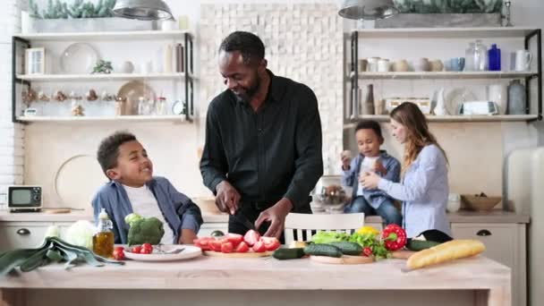 Όμορφος Αφρικανός Πατέρας Και Γιος Ετοιμάζουν Νόστιμη Σαλάτα Στην Κουζίνα — Αρχείο Βίντεο