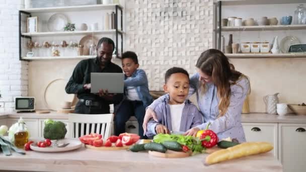Güzel Anne Oğul Mutfakta Lezzetli Yemekler Hazırlıyorlar Anne Sevimli Çocuğa — Stok video