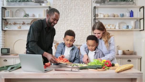 Šťastní Mladí Rodiče Učí Malé Předškoláky Nakrájet Zeleninu Nožem Připravovat — Stock video