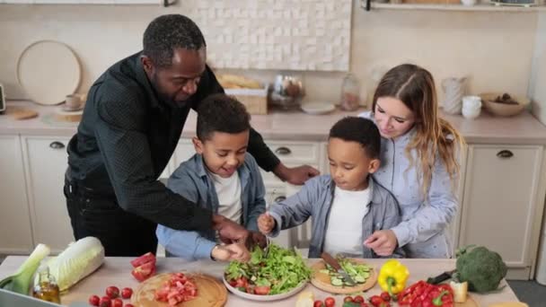 Jovens Pais Ensinam Pequenos Filhos Africanos Bonitos Preparando Refeição Vegetariana — Vídeo de Stock