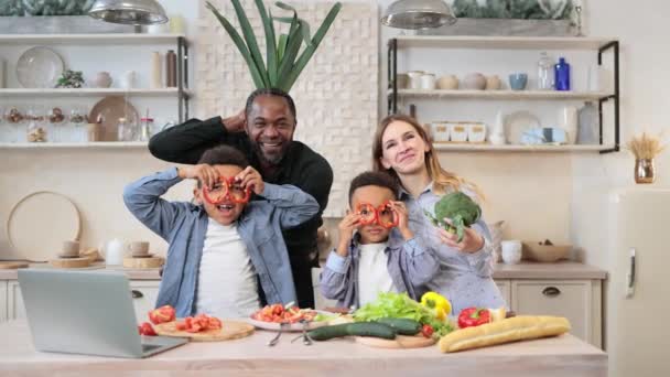 Sorrindo Felizes Pais Animados Filhos Crianças Divertindo Enquanto Cozinha Cozinha — Vídeo de Stock